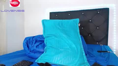 Snapshot of darlyng_cazanova chatting on 01/05/25, 01:35 louis davila online show from 01/05/25, 01:35
