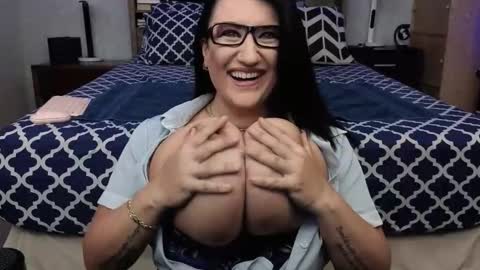 Snapshot of dear_rayna chatting on 10/31/25, 12:00 Rayna online show from 10/31/25, 12:00