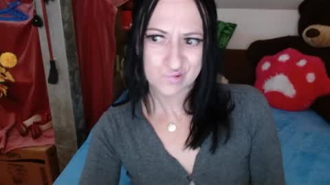 Snapshot of debramilf chatting on 01/19/25, 07:26 DebraMilf online show from 01/19/25, 07:26