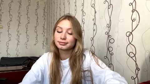 Snapshot of dededantonio chatting on 10/09/25, 08:56 Nika online show from 10/09/25, 08:56