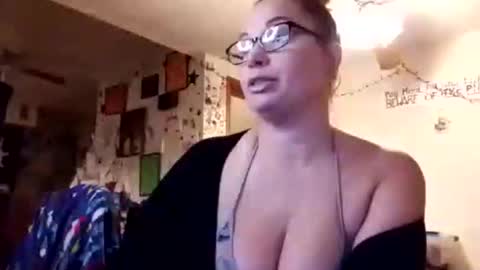 Snapshot of deedeemarie02 chatting on 11/20/25, 02:17 Deedeemarie02 online show from 11/20/25, 02:17