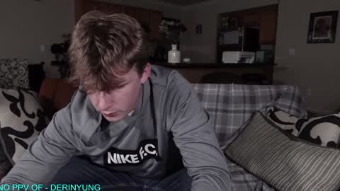 Snapshot of deeyungguy chatting on 01/16/25, 08:14 more content and goodies online show from 01/16/25, 08:14
