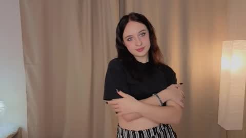 Snapshot of delphacollier chatting on 11/04/25, 04:22 Emilia online show from 11/04/25, 04:22