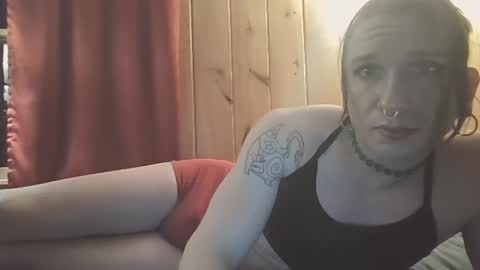 Snapshot of demelzabehr chatting on 12/16/24, 07:15 Frankie online show from 12/16/24, 07:15