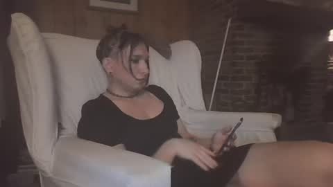 Snapshot of demelzabehr chatting on 02/13/25, 10:43 Frankie online show from 02/13/25, 10:43