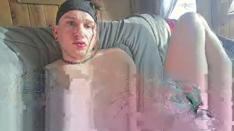 Snapshot of demelzabehr chatting on 03/02/25, 08:18 Frankie online show from 03/02/25, 08:18