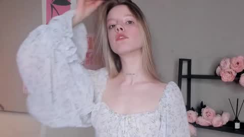 Snapshot of denaebeste chatting on 11/15/25, 07:32 Emma online show from 11/15/25, 07:32