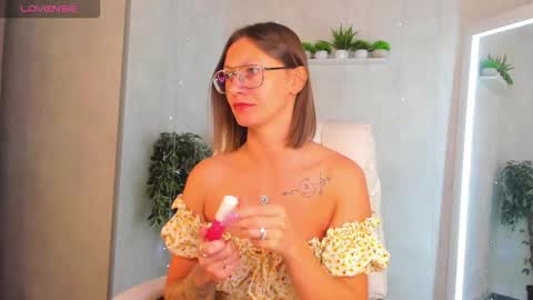 Snapshot of denise_halle chatting on 09/15/25, 12:10 Elina online show from 09/15/25, 12:10