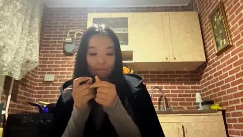 Snapshot of denysebernacchi chatting on 11/16/25, 01:17 Emma online show from 11/16/25, 01:17