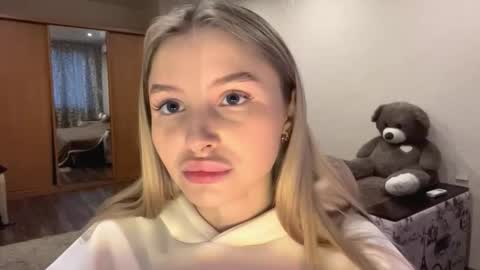 Vi  Victoria online show from 10/19/25, 02:07