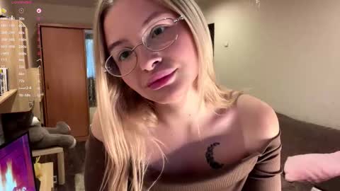 Vi  Victoria online show from 11/15/25, 01:07