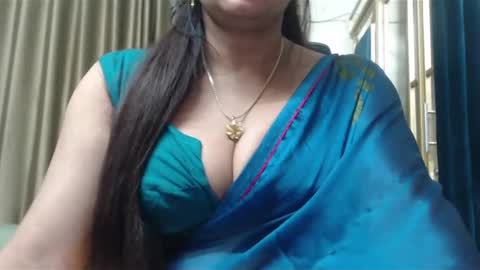 Snapshot of desimaisa130 chatting on 12/19/24, 07:29 Maisa online show from 12/19/24, 07:29