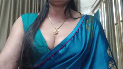 Snapshot of desimaisa130 chatting on 02/02/25, 09:23 Maisa online show from 02/02/25, 09:23