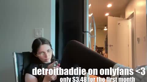 Snapshot of detroitbaddie chatting on 03/06/25, 11:09 detroitbaddie online show from 03/06/25, 11:09
