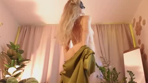 Snapshot of devil_lunna chatting on 02/15/25, 02:55 ...Ill be back ... online show from 02/15/25, 02:55
