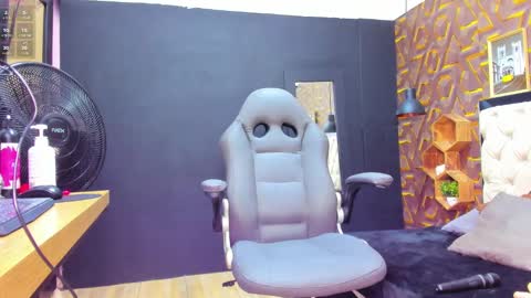 Snapshot of deyy_madisson chatting on 02/12/25, 07:02 Madisson online show from 02/12/25, 07:02