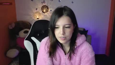 Snapshot of dhanae_tay01 chatting on 12/19/24, 01:50 Dhana online show from 12/19/24, 01:50