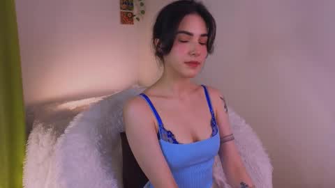 Snapshot of di_moon_ chatting on 11/30/25, 02:43 Diana online show from 11/30/25, 02:43