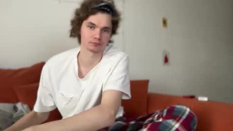 Snapshot of di_n_alex chatting on 10/18/25, 09:43 Di Alex online show from 10/18/25, 09:43