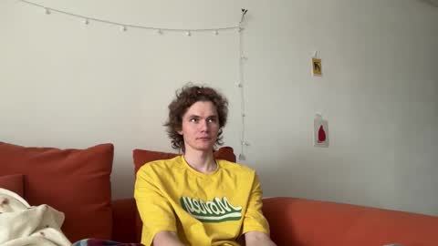 Snapshot of di_n_alex chatting on 10/19/25, 09:10 Di Alex online show from 10/19/25, 09:10