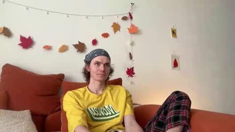 Snapshot of di_n_alex chatting on 11/08/25, 09:20 Di Alex online show from 11/08/25, 09:20