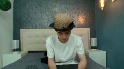 Snapshot of dia_fax18 chatting on 09/13/25, 12:05 online show from 09/13/25, 12:05