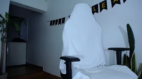 Snapshot of diamond_black00 chatting on 01/01/25, 12:00 MaSSimo online show from 01/01/25, 12:00