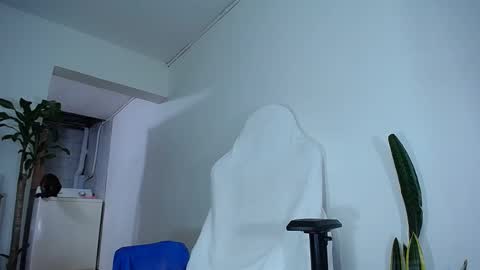 Snapshot of diamond_black00 chatting on 02/24/25, 11:09 MaSSimo online show from 02/24/25, 11:09