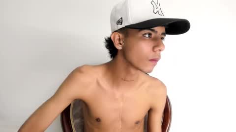 dikey_18 online show from 02/19/25, 12:25
