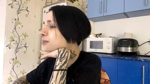 Snapshot of dinorahdamoro chatting on 10/17/25, 08:11 Cate online show from 10/17/25, 08:11