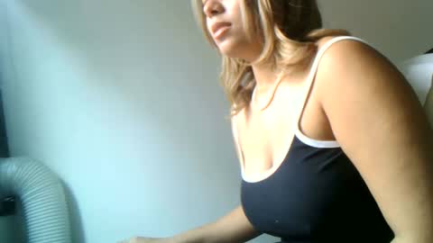 Snapshot of diosadeluniverso_ chatting on 10/15/25, 01:00 diosadeluniverso_ online show from 10/15/25, 01:00