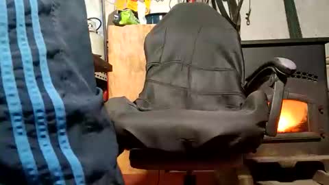 dirtmcgirt82 online show from 12/18/24, 06:43