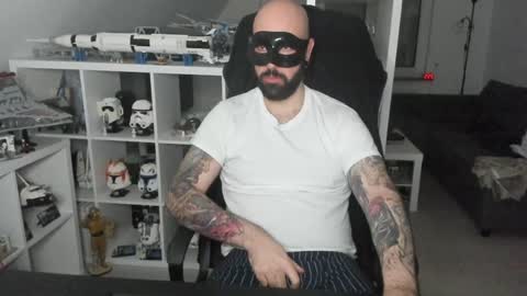 Snapshot of dirtybalws chatting on 12/15/24, 01:24 Robert online show from 12/15/24, 01:24