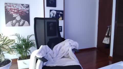 Snapshot of divineisis chatting on 10/31/25, 12:50 Hera online show from 10/31/25, 12:50