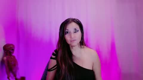 Snapshot of divinelynn chatting on 02/06/25, 12:05 DivineLynn online show from 02/06/25, 12:05