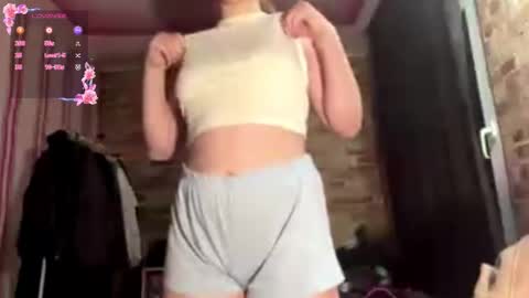 Snapshot of dixiehein chatting on 10/29/25, 02:19 Lily online show from 10/29/25, 02:19