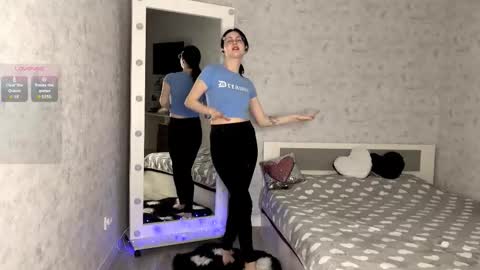 Annie PVT IS OPEN online show from 11/05/25, 09:15