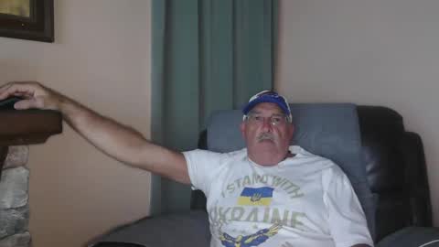 Snapshot of dogandpony570416 chatting on 11/22/25, 10:36 dogandpony570416 online show from 11/22/25, 10:36