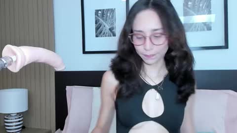 Snapshot of doll_bella_ chatting on 11/13/25, 08:08 Bella online show from 11/13/25, 08:08