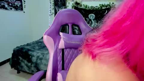 Snapshot of dolly_bones chatting on 10/18/25, 02:58 dolly_bones online show from 10/18/25, 02:58