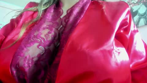 Snapshot of dolly_zoe chatting on 10/24/25, 04:42 Call me Zoe online show from 10/24/25, 04:42