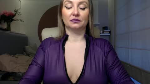 Snapshot of dom_mummy chatting on 02/20/25, 06:50 DOM MUMMY online show from 02/20/25, 06:50