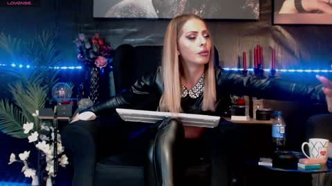 Snapshot of dominatrixeve chatting on 01/10/25, 12:27 Dominatrix Eve online show from 01/10/25, 12:27