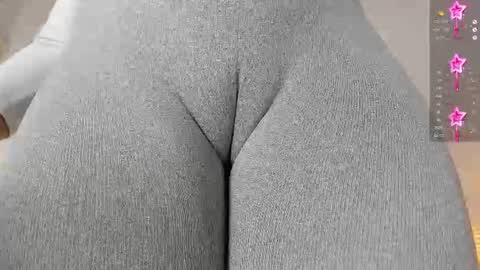 Snapshot of donnapaul_ chatting on 11/06/25, 12:17 Paula DiazGMT-5 0730 - 1400 online show from 11/06/25, 12:17