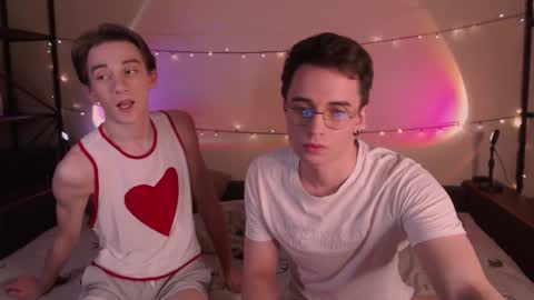 Snapshot of dontknowloool chatting on 01/04/25, 05:37 EliotKenny online show from 01/04/25, 05:37