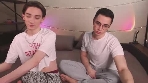 Snapshot of dontknowloool chatting on 03/05/25, 05:29 EliotKenny online show from 03/05/25, 05:29