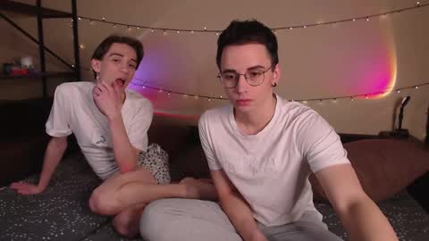 Snapshot of dontknowloool chatting on 03/12/25, 04:46 EliotKenny online show from 03/12/25, 04:46