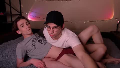 Snapshot of dontknowloool chatting on 10/20/25, 06:52 EliotKenny online show from 10/20/25, 06:52