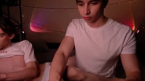 Snapshot of dontknowloool chatting on 11/21/25, 07:45 EliotKenny online show from 11/21/25, 07:45