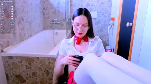 Snapshot of dorafisher01 chatting on 10/19/25, 09:32 Dora online show from 10/19/25, 09:32